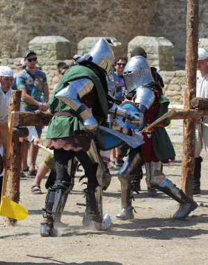 Odessa, Ukrayna - 20 Temmuz 2019: Ortaçağ performansında ortaçağ silahlarıyla Şövalyelerin Savaşı. Şövalyeler ortaçağ kültür festivali savaş turnuvası sırasında sahada mücadele