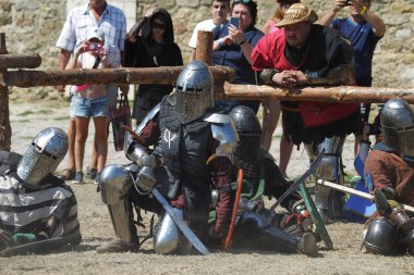 Odessa, Ukrayna - 20 Temmuz 2019: Ortaçağ performansında ortaçağ silahlarıyla Şövalyelerin Savaşı. Şövalyeler ortaçağ kültür festivali savaş turnuvası sırasında sahada mücadele