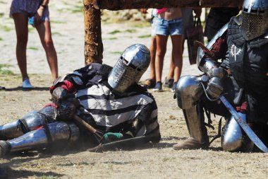 Odessa, Ukrayna - 20 Temmuz 2019: Ortaçağ performansında ortaçağ silahlarıyla Şövalyelerin Savaşı. Şövalyeler ortaçağ kültür festivali savaş turnuvası sırasında sahada mücadele