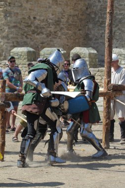 Odessa, Ukrayna - 20 Temmuz 2019: Ortaçağ performansında ortaçağ silahlarıyla Şövalyelerin Savaşı. Şövalyeler ortaçağ kültür festivali savaş turnuvası sırasında sahada mücadele