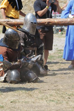 Odessa, Ukrayna - 20 Temmuz 2019: Ortaçağ performansında ortaçağ silahlarıyla Şövalyelerin Savaşı. Şövalyeler ortaçağ kültür festivali savaş turnuvası sırasında sahada mücadele