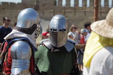 Odessa, Ukrayna - 20 Temmuz 2019: Ortaçağ performansında ortaçağ silahlarıyla Şövalyelerin Savaşı. Şövalyeler ortaçağ kültür festivali savaş turnuvası sırasında sahada mücadele