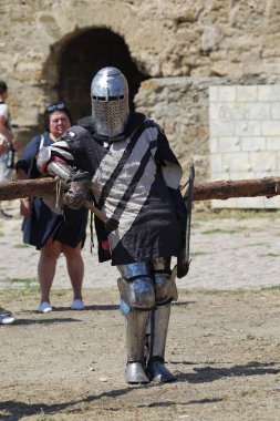 Odessa, Ukrayna - 20 Temmuz 2019: Ortaçağ performansında ortaçağ silahlarıyla Şövalyelerin Savaşı. Şövalyeler ortaçağ kültür festivali savaş turnuvası sırasında sahada mücadele