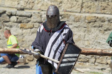 Odessa, Ukrayna - 20 Temmuz 2019: Ortaçağ performansında ortaçağ silahlarıyla Şövalyelerin Savaşı. Şövalyeler ortaçağ kültür festivali savaş turnuvası sırasında sahada mücadele