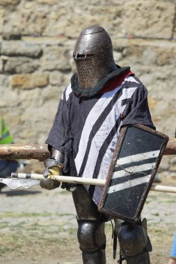 Odessa, Ukrayna - 20 Temmuz 2019: Ortaçağ performansında ortaçağ silahlarıyla Şövalyelerin Savaşı. Şövalyeler ortaçağ kültür festivali savaş turnuvası sırasında sahada mücadele