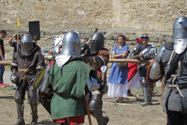 Odessa, Ukrayna - 20 Temmuz 2019: Ortaçağ performansında ortaçağ silahlarıyla Şövalyelerin Savaşı. Şövalyeler ortaçağ kültür festivali savaş turnuvası sırasında sahada mücadele