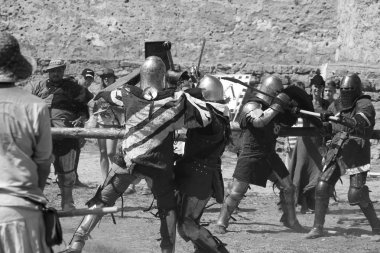 Odessa, Ukrayna - 20 Temmuz 2019: Ortaçağ performansında ortaçağ silahlarıyla Şövalyelerin Savaşı. Şövalyeler ortaçağ kültür festivali savaş turnuvası sırasında sahada mücadele