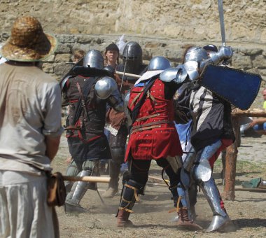 Odessa, Ukrayna - 20 Temmuz 2019: Ortaçağ performansında ortaçağ silahlarıyla Şövalyelerin Savaşı. Şövalyeler ortaçağ kültür festivali savaş turnuvası sırasında sahada mücadele