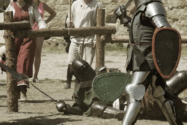 乌克兰奥德萨 2019年7月20日 中世纪表演中用中世纪武器的骑士之战 骑士在中世纪文化节的战役中在球场上战斗 — 图库照片