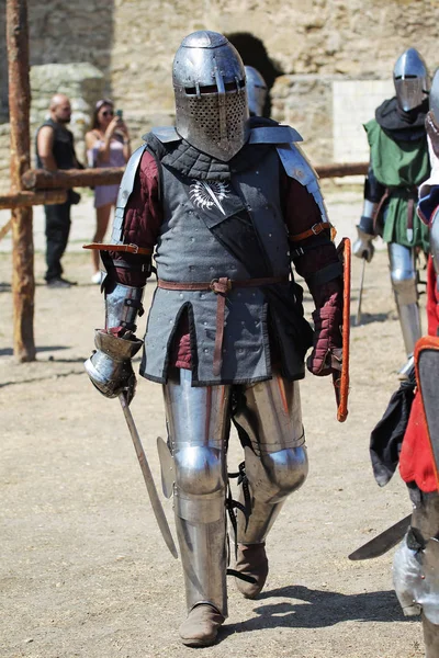 Odessa, Ukrayna - 20 Temmuz 2019: Ortaçağ performansında ortaçağ silahlarıyla Şövalyelerin Savaşı. Şövalyeler ortaçağ kültür festivali savaş turnuvası sırasında sahada mücadele