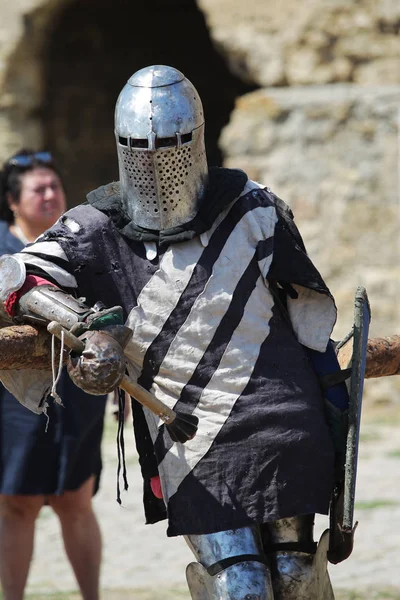 Odessa, Ukrayna - 20 Temmuz 2019: Ortaçağ performansında ortaçağ silahlarıyla Şövalyelerin Savaşı. Şövalyeler ortaçağ kültür festivali savaş turnuvası sırasında sahada mücadele