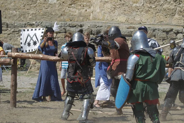 Odessa, Ukrayna - 20 Temmuz 2019: Ortaçağ performansında ortaçağ silahlarıyla Şövalyelerin Savaşı. Şövalyeler ortaçağ kültür festivali savaş turnuvası sırasında sahada mücadele