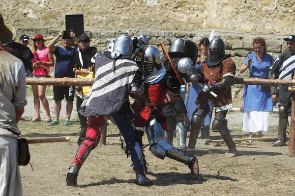 オデッサ ウクライナ 2019年7月20日 中世のパフォーマンスで中世の武器を持つ騎士の戦い 騎士は中世文化の祭りの戦いのトーナメント中にフィールドで戦います — ストック写真