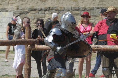 Odessa, Ukrayna - 20 Temmuz 2019: Ortaçağ performansında ortaçağ silahlarıyla Şövalyelerin Savaşı. Şövalyeler ortaçağ kültür festivali savaş turnuvası sırasında sahada mücadele
