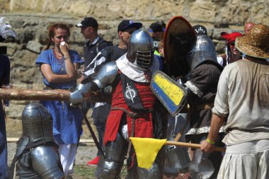 Odessa, Ukrayna - 20 Temmuz 2019: Ortaçağ performansında ortaçağ silahlarıyla Şövalyelerin Savaşı. Şövalyeler ortaçağ kültür festivali savaş turnuvası sırasında sahada mücadele