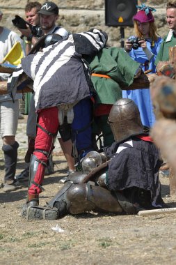 Odessa, Ukrayna - 20 Temmuz 2019: Ortaçağ performansında ortaçağ silahlarıyla Şövalyelerin Savaşı. Şövalyeler ortaçağ kültür festivali savaş turnuvası sırasında sahada mücadele