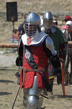 Odessa, Ukrayna - 20 Temmuz 2019: Ortaçağ performansında ortaçağ silahlarıyla Şövalyelerin Savaşı. Şövalyeler ortaçağ kültür festivali savaş turnuvası sırasında sahada mücadele