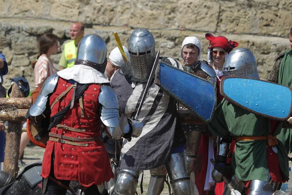 Odessa, Ukrayna - 20 Temmuz 2019: Ortaçağ performansında ortaçağ silahlarıyla Şövalyelerin Savaşı. Şövalyeler ortaçağ kültür festivali savaş turnuvası sırasında sahada mücadele