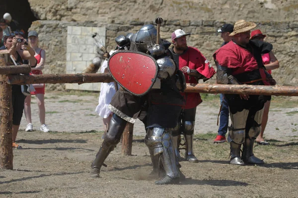 Odessa, Ukrayna - 20 Temmuz 2019: Ortaçağ performansında ortaçağ silahlarıyla Şövalyelerin Savaşı. Şövalyeler ortaçağ kültür festivali savaş turnuvası sırasında sahada mücadele