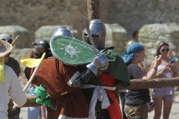 Odessa, Ukrayna - 20 Temmuz 2019: Ortaçağ performansında ortaçağ silahlarıyla Şövalyelerin Savaşı. Şövalyeler ortaçağ kültür festivali savaş turnuvası sırasında sahada mücadele