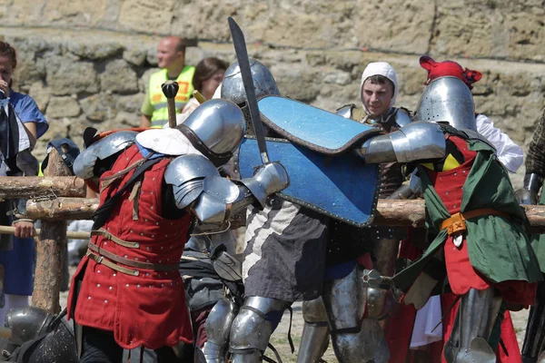 Odessa, Ukrayna - 20 Temmuz 2019: Ortaçağ performansında ortaçağ silahlarıyla Şövalyelerin Savaşı. Şövalyeler ortaçağ kültür festivali savaş turnuvası sırasında sahada mücadele