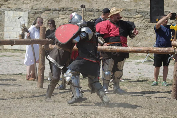 Odessa, Ukrayna - 20 Temmuz 2019: Ortaçağ performansında ortaçağ silahlarıyla Şövalyelerin Savaşı. Şövalyeler ortaçağ kültür festivali savaş turnuvası sırasında sahada mücadele