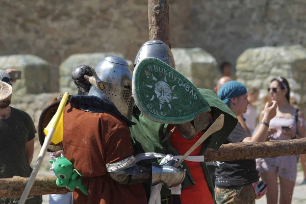 Odessa, Ukrayna - 20 Temmuz 2019: Ortaçağ performansında ortaçağ silahlarıyla Şövalyelerin Savaşı. Şövalyeler ortaçağ kültür festivali savaş turnuvası sırasında sahada mücadele