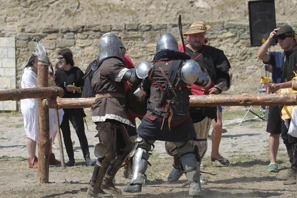 Odessa, Ukrayna - 20 Temmuz 2019: Ortaçağ performansında ortaçağ silahlarıyla Şövalyelerin Savaşı. Şövalyeler ortaçağ kültür festivali savaş turnuvası sırasında sahada mücadele