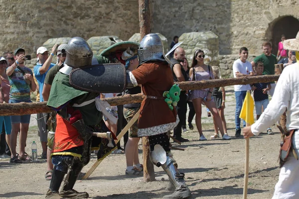 Odessa, Ukrayna - 20 Temmuz 2019: Ortaçağ performansında ortaçağ silahlarıyla Şövalyelerin Savaşı. Şövalyeler ortaçağ kültür festivali savaş turnuvası sırasında sahada mücadele