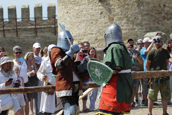 Odessa, Ukrayna - 20 Temmuz 2019: Ortaçağ performansında ortaçağ silahlarıyla Şövalyelerin Savaşı. Şövalyeler ortaçağ kültür festivali savaş turnuvası sırasında sahada mücadele