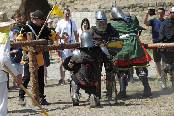 Odessa, Ukrayna - 20 Temmuz 2019: Ortaçağ performansında ortaçağ silahlarıyla Şövalyelerin Savaşı. Şövalyeler ortaçağ kültür festivali savaş turnuvası sırasında sahada mücadele