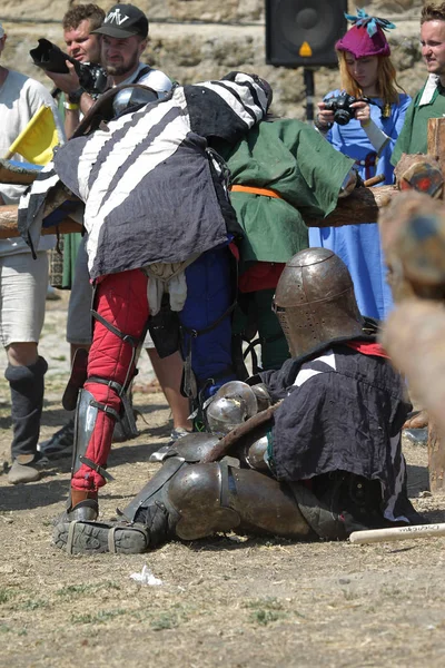 Odessa, Ukrayna - 20 Temmuz 2019: Ortaçağ performansında ortaçağ silahlarıyla Şövalyelerin Savaşı. Şövalyeler ortaçağ kültür festivali savaş turnuvası sırasında sahada mücadele