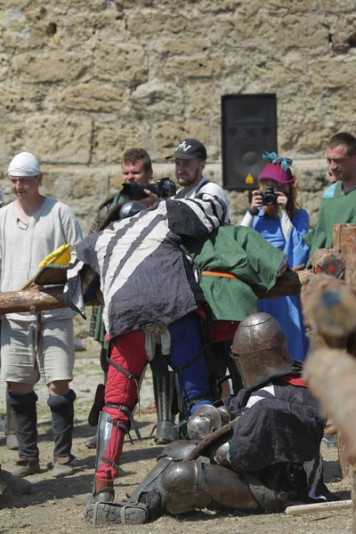 Odessa, Ukrayna - 20 Temmuz 2019: Ortaçağ performansında ortaçağ silahlarıyla Şövalyelerin Savaşı. Şövalyeler ortaçağ kültür festivali savaş turnuvası sırasında sahada mücadele