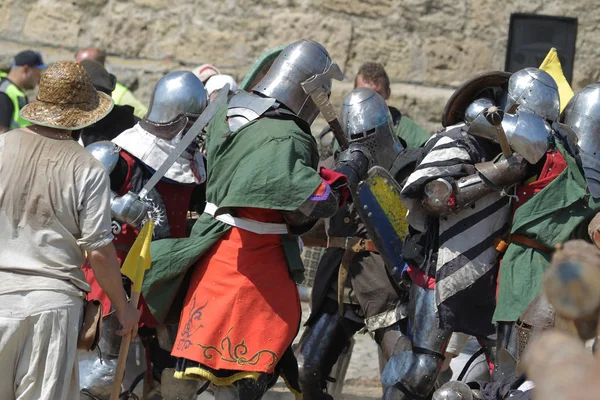 Odessa, Ukrayna - 20 Temmuz 2019: Ortaçağ performansında ortaçağ silahlarıyla Şövalyelerin Savaşı. Şövalyeler ortaçağ kültür festivali savaş turnuvası sırasında sahada mücadele