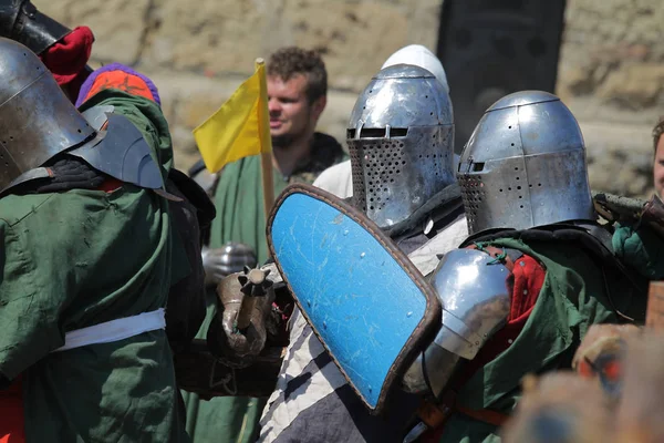 Odessa, Ukrayna - 20 Temmuz 2019: Ortaçağ performansında ortaçağ silahlarıyla Şövalyelerin Savaşı. Şövalyeler ortaçağ kültür festivali savaş turnuvası sırasında sahada mücadele