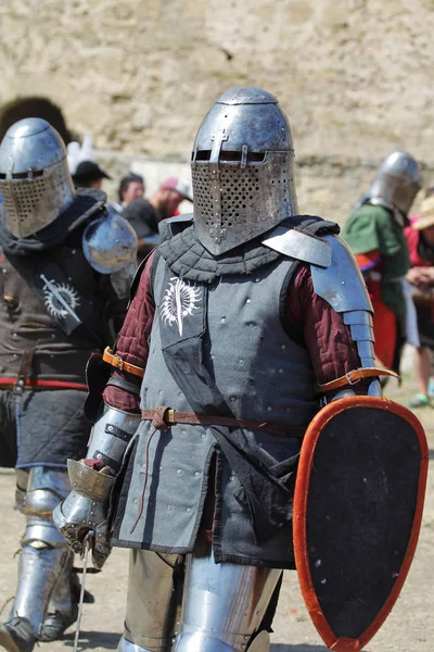 Odessa, Ukrayna - 20 Temmuz 2019: Ortaçağ performansında ortaçağ silahlarıyla Şövalyelerin Savaşı. Şövalyeler ortaçağ kültür festivali savaş turnuvası sırasında sahada mücadele