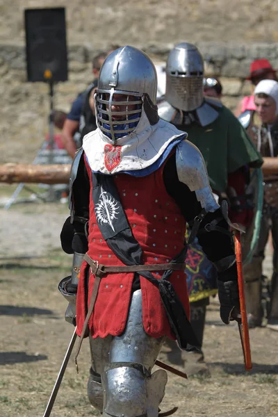 Odessa, Ukrayna - 20 Temmuz 2019: Ortaçağ performansında ortaçağ silahlarıyla Şövalyelerin Savaşı. Şövalyeler ortaçağ kültür festivali savaş turnuvası sırasında sahada mücadele