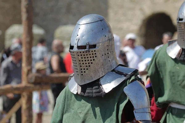 Odessa, Ukrayna - 20 Temmuz 2019: Ortaçağ performansında ortaçağ silahlarıyla Şövalyelerin Savaşı. Şövalyeler ortaçağ kültür festivali savaş turnuvası sırasında sahada mücadele