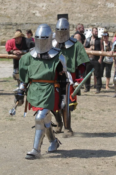 Odessa, Ukrayna - 20 Temmuz 2019: Ortaçağ performansında ortaçağ silahlarıyla Şövalyelerin Savaşı. Şövalyeler ortaçağ kültür festivali savaş turnuvası sırasında sahada mücadele