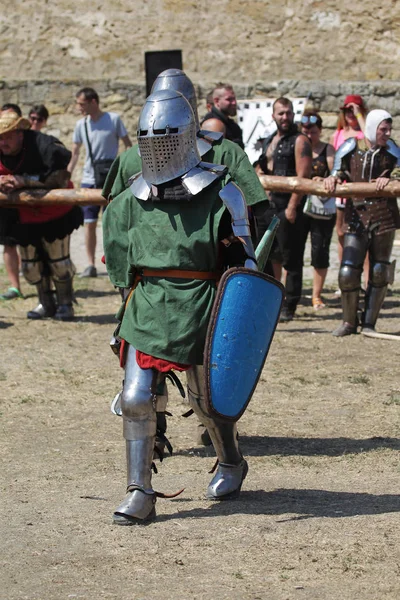 Odessa, Ukrayna - 20 Temmuz 2019: Ortaçağ performansında ortaçağ silahlarıyla Şövalyelerin Savaşı. Şövalyeler ortaçağ kültür festivali savaş turnuvası sırasında sahada mücadele