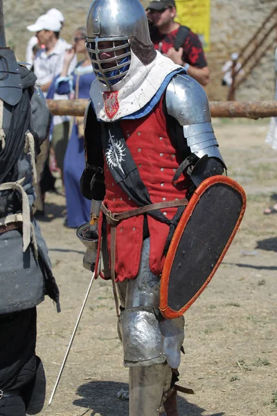 Odessa, Ukrayna - 20 Temmuz 2019: Ortaçağ performansında ortaçağ silahlarıyla Şövalyelerin Savaşı. Şövalyeler ortaçağ kültür festivali savaş turnuvası sırasında sahada mücadele