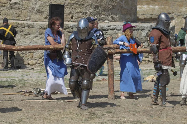 Odessa, Ukrayna - 20 Temmuz 2019: Ortaçağ performansında ortaçağ silahlarıyla Şövalyelerin Savaşı. Şövalyeler ortaçağ kültür festivali savaş turnuvası sırasında sahada mücadele
