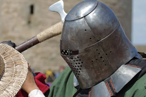 Odessa, Ukrayna - 20 Temmuz 2019: Ortaçağ performansında ortaçağ silahlarıyla Şövalyelerin Savaşı. Şövalyeler ortaçağ kültür festivali savaş turnuvası sırasında sahada mücadele