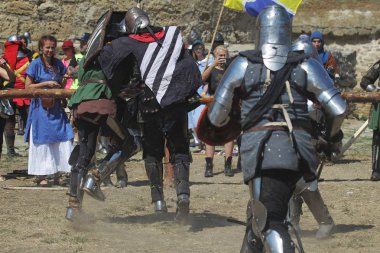 Odessa, Ukrayna - 20 Temmuz 2019: Ortaçağ performansında ortaçağ silahlarıyla Şövalyelerin Savaşı. Şövalyeler ortaçağ kültür festivali savaş turnuvası sırasında sahada mücadele