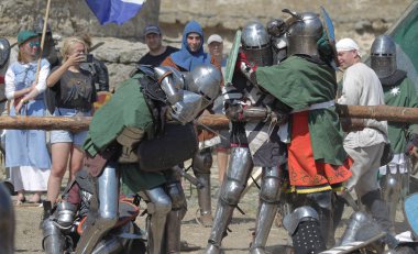 Odessa, Ukrayna - 20 Temmuz 2019: Ortaçağ performansında ortaçağ silahlarıyla Şövalyelerin Savaşı. Şövalyeler ortaçağ kültür festivali savaş turnuvası sırasında sahada mücadele