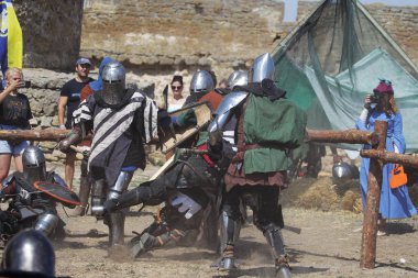 Odessa, Ukrayna - 20 Temmuz 2019: Ortaçağ performansında ortaçağ silahlarıyla Şövalyelerin Savaşı. Şövalyeler ortaçağ kültür festivali savaş turnuvası sırasında sahada mücadele