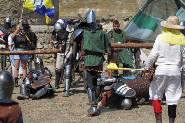 Odessa, Ukrayna - 20 Temmuz 2019: Ortaçağ performansında ortaçağ silahlarıyla Şövalyelerin Savaşı. Şövalyeler ortaçağ kültür festivali savaş turnuvası sırasında sahada mücadele