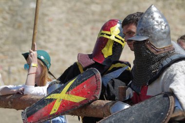 Odessa, Ukrayna - 20 Temmuz 2019: Ortaçağ performansında ortaçağ silahlarıyla Şövalyelerin Savaşı. Şövalyeler ortaçağ kültür festivali savaş turnuvası sırasında sahada mücadele