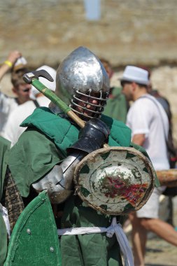 Odessa, Ukrayna - 20 Temmuz 2019: Ortaçağ performansında ortaçağ silahlarıyla Şövalyelerin Savaşı. Şövalyeler ortaçağ kültür festivali savaş turnuvası sırasında sahada mücadele