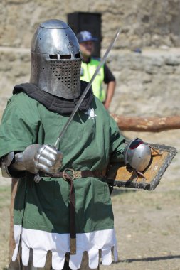 Odessa, Ukrayna - 20 Temmuz 2019: Ortaçağ performansında ortaçağ silahlarıyla Şövalyelerin Savaşı. Şövalyeler ortaçağ kültür festivali savaş turnuvası sırasında sahada mücadele